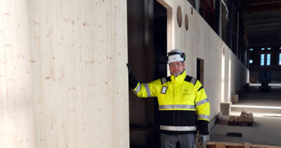 Image: Senior Project Manager Juha Torvinen at the LUMI-AI data center construction site. Copyright: CSC