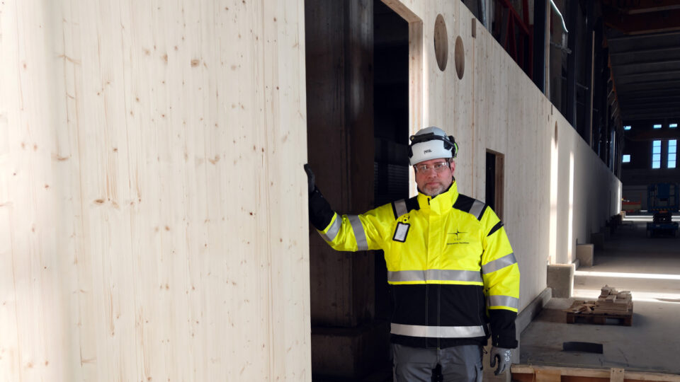 Image: Senior Project Manager Juha Torvinen at the LUMI-AI data center construction site. Copyright: CSC