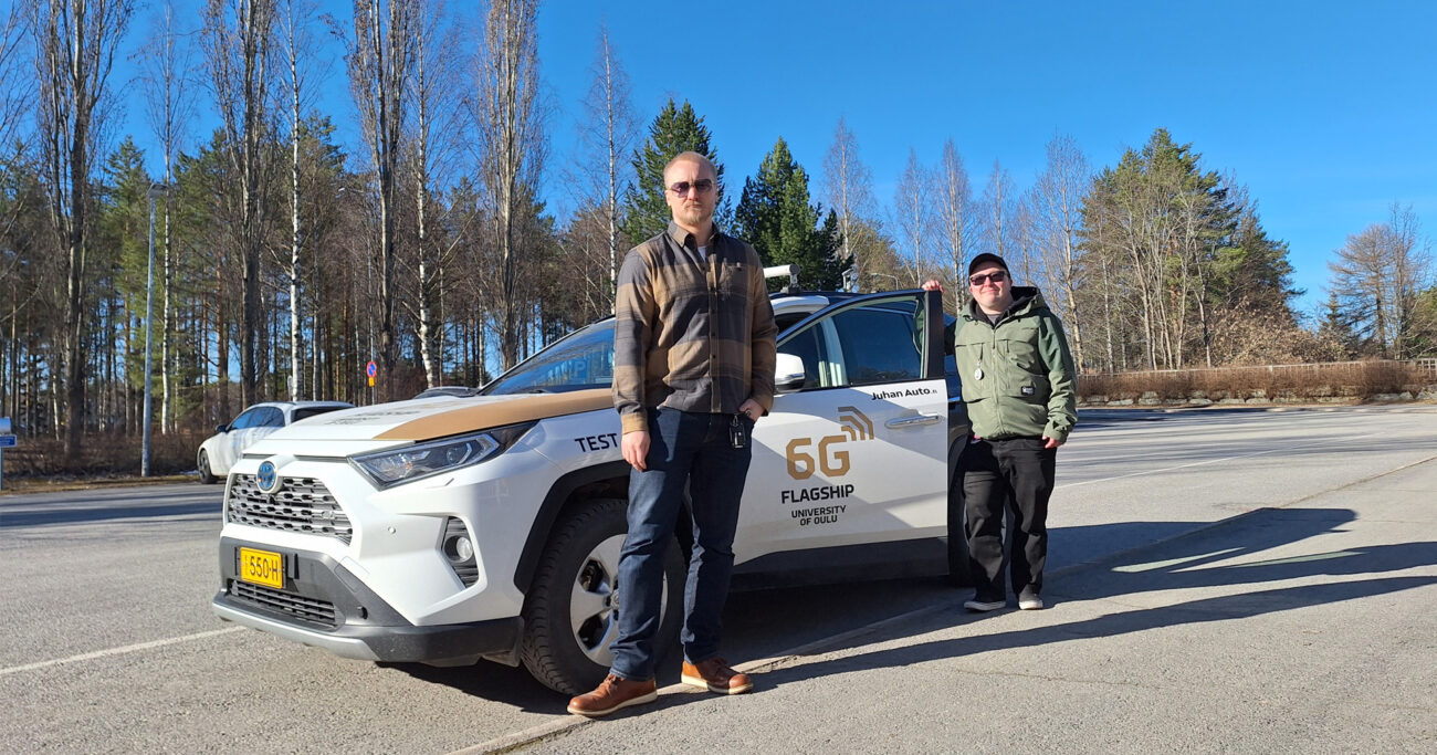 Researchers Benjamin Kämä (right) and Olli Timonen with the research vehicle.