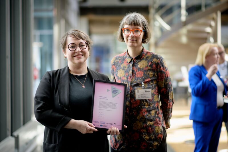 Heidi Laine (right) and Anna Lindfors from CSC / LUMI AI Factory receiving the award.